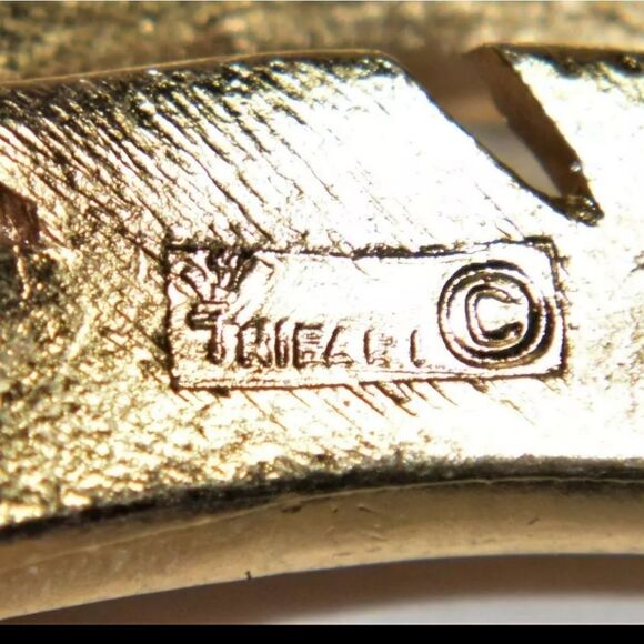 VINTAGE SIGNED CROWN TRIFARI FLORAL GOLD TONE 2" BROOCH - Picture 7 of 7